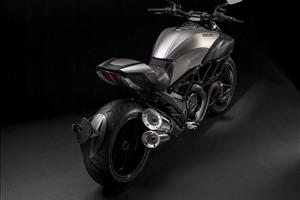 Listino Ducati Diavel Carbon 2015 Custom e Cruiser - image 1_midi on https://moto.motori.net