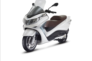 Listino Piaggio X 10 350 Scooter oltre 300 - image 1_midi on https://moto.motori.net