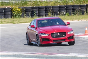 Jaguar XE: il debutto al Salone di Parigi - image 1_midi on https://motori.net